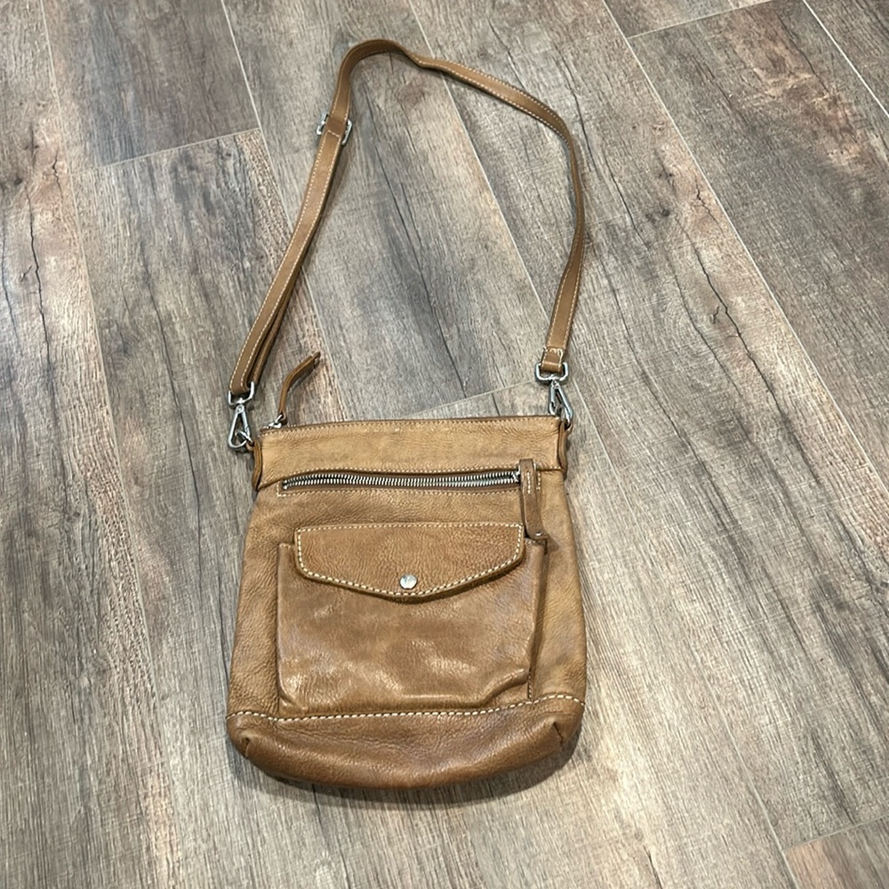 Brown leather crossbody with zip closure 
Dimensions
Length-10.5”
Width- 9.5”
